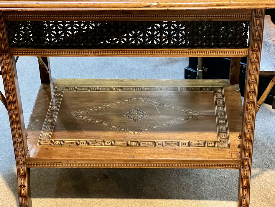 Masă veche din lemn masiv, cu intarsii și sculpturi fine