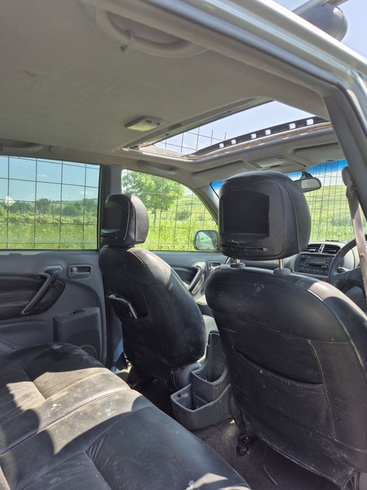 Dezmembrez toyota rav 4