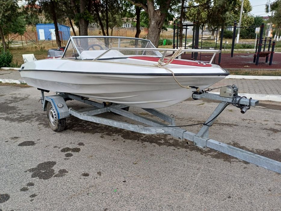 Barca motor 40 cai 2 timpi cu peridoc în condiții foarte bune folosită foarte puțin din fibra de sticla.