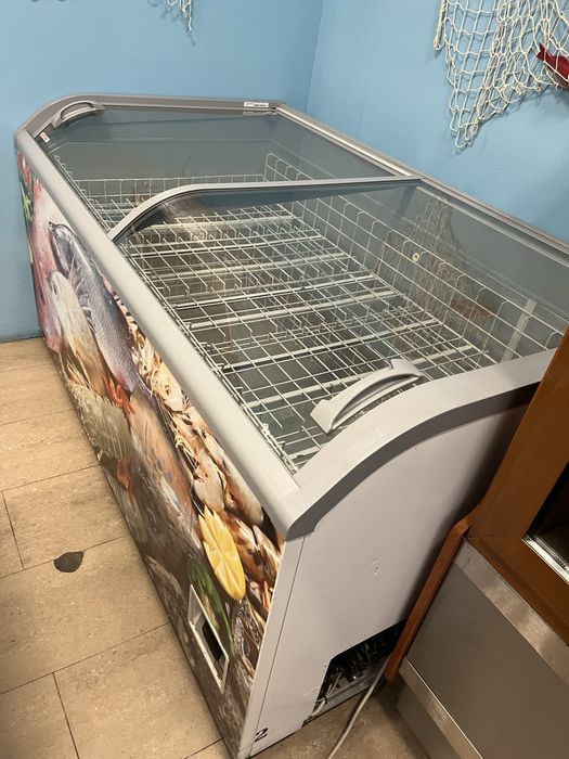 Хладилна маса за риба с агрегат и Фризер
