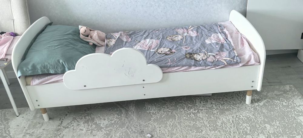 Шкаф и детский кровать