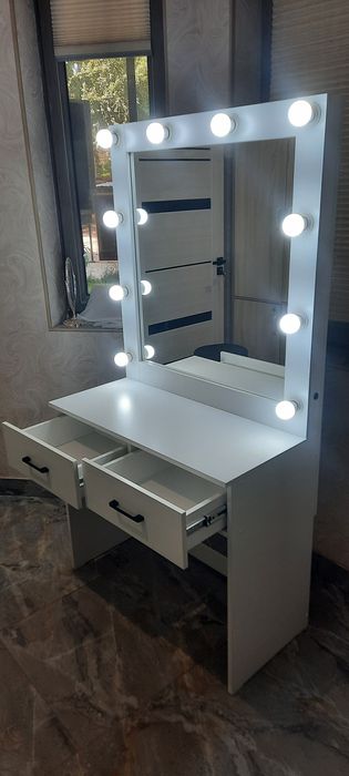 Трьюмо зеркало с лампами  80 см на скидке 90 $