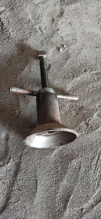 Механический домкрат.