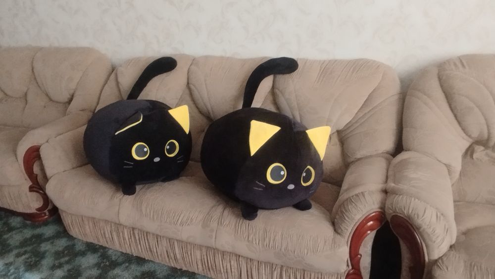 Две большие игрушки чёрные коты