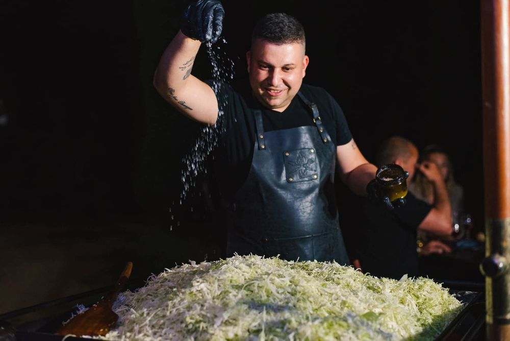 Gătim la proțap, la jar, la smoker și la ceaun. Meniuri personalizate, gătit în fața invitaților, factură fiscală și servicii în toată România