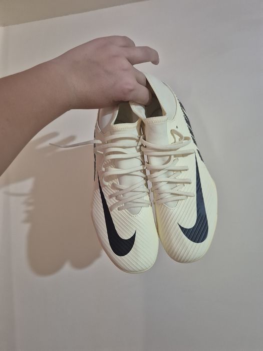 Vând ghete de fotbal nike cu crampoane  noi
