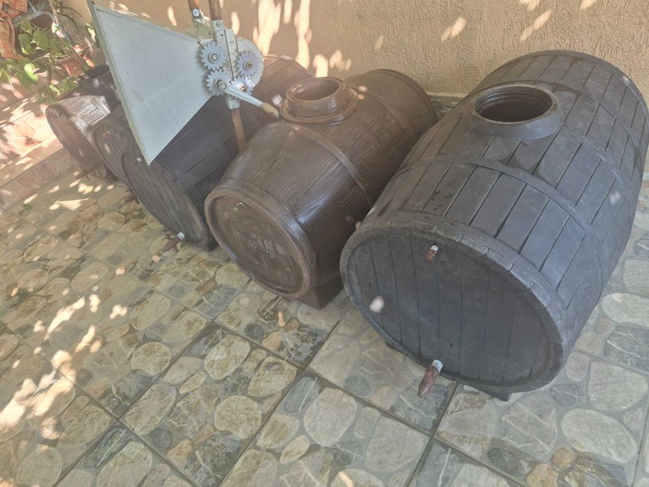 Vand butoaie din fibră pentru vin si un zdrobitor manual!