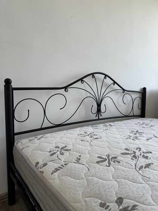 Металлическая кровать с матрасом.