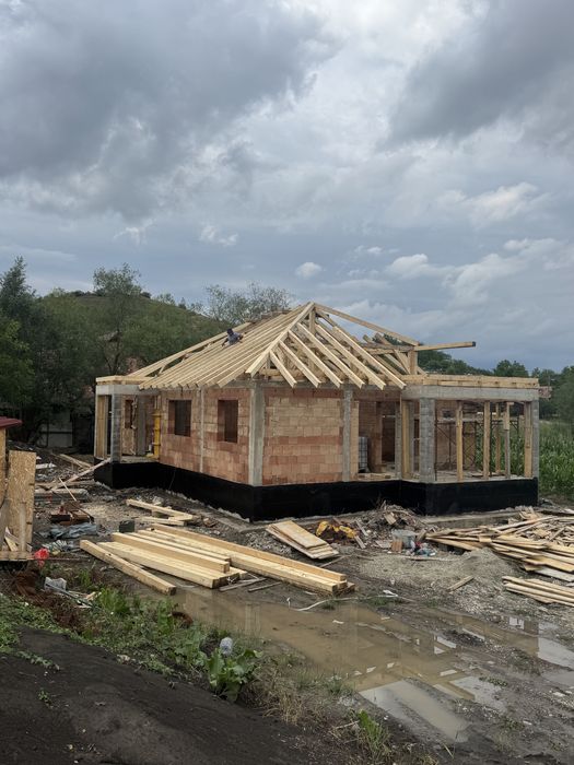 Case la rosu, garduri, renovari, amenajari interioare, fatade