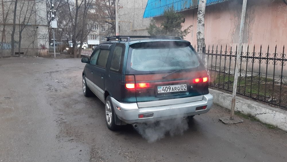 Продам  машину Мицсубици Шариот