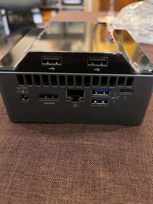 Intel NUC NUC8i5BELS 16GB,128GB малък компютър