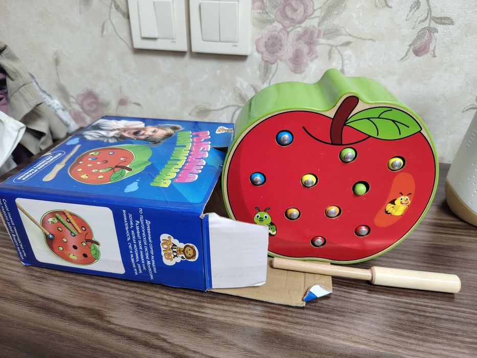 Продам деревянную игрушку яблоко с червячками