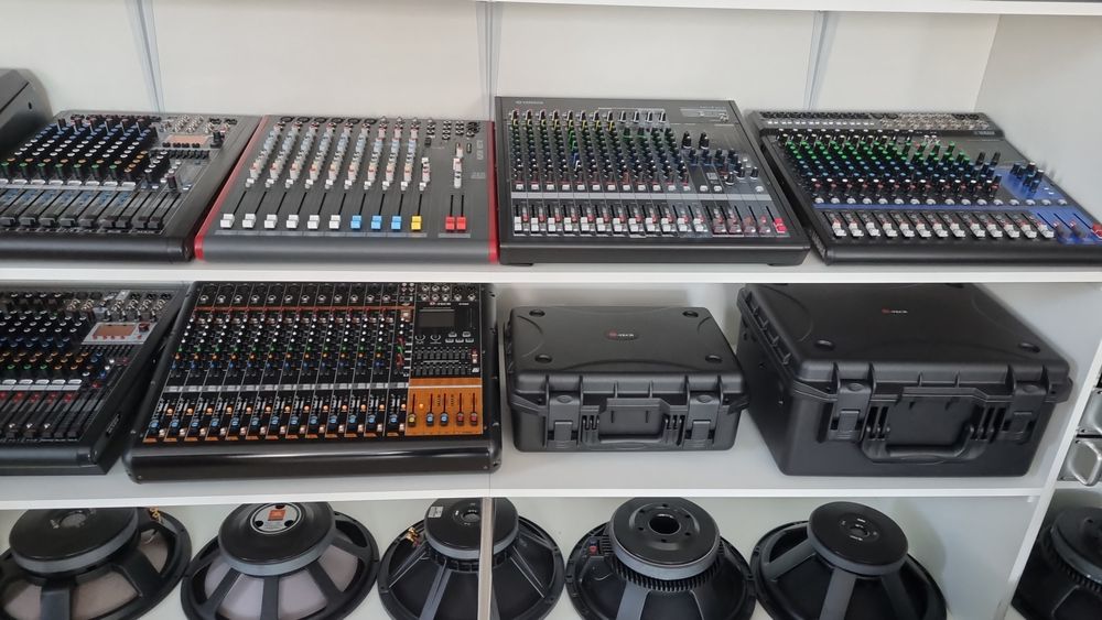 Активный микшерный пульт.