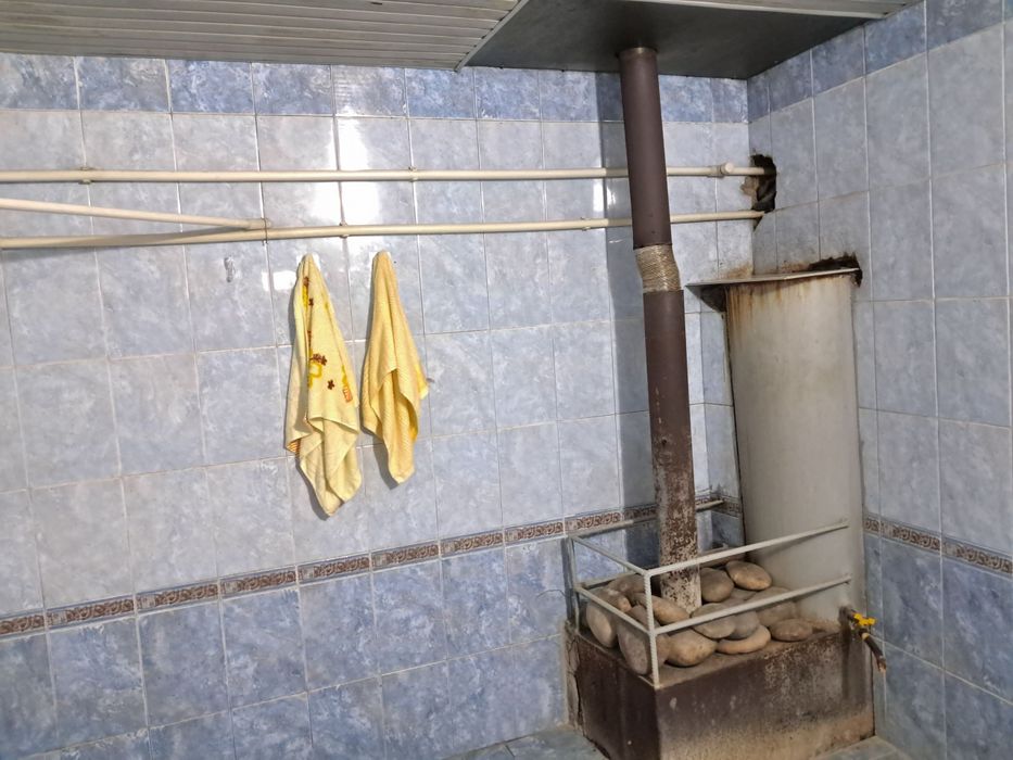 9 сотих 4 хонали ҳовли сотилади. Йулди буйи, бизнес учун қулай жой.