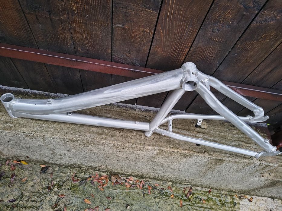 Cadru aluminiu nu este vopsit