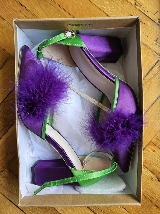 Елегантни сатенени обувки с ток