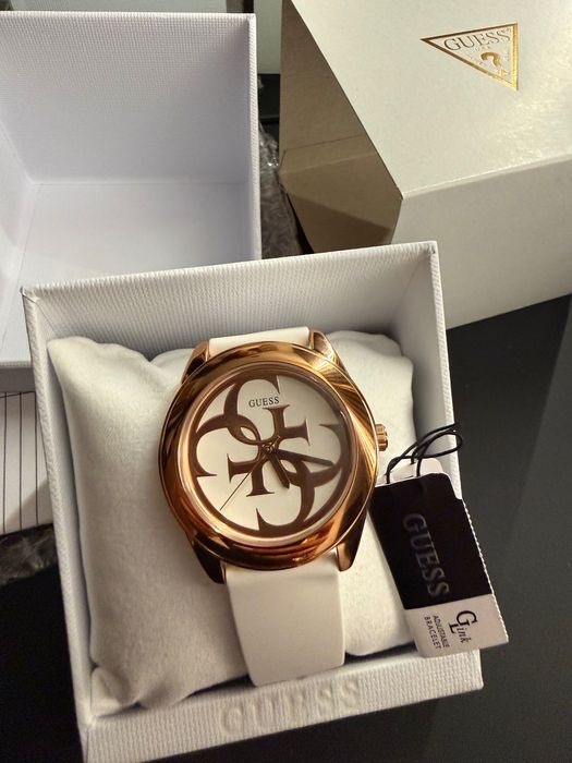 Бял часовник Guess със силиконова каишка