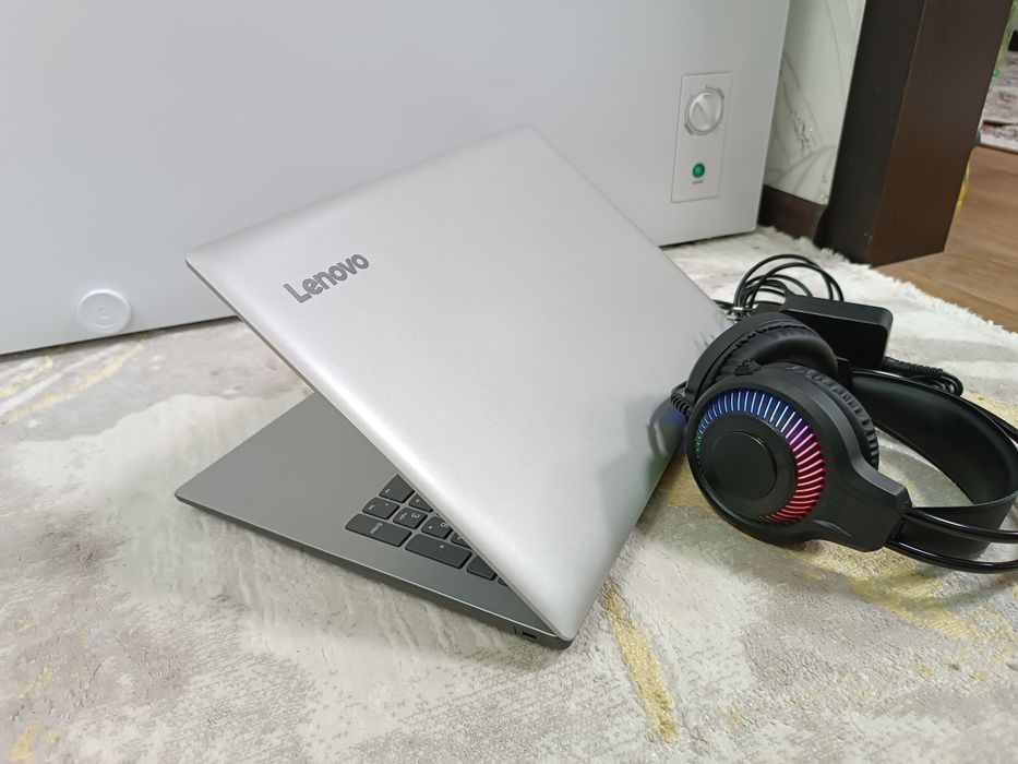 Ноутбук LENOVO + Наушник.
