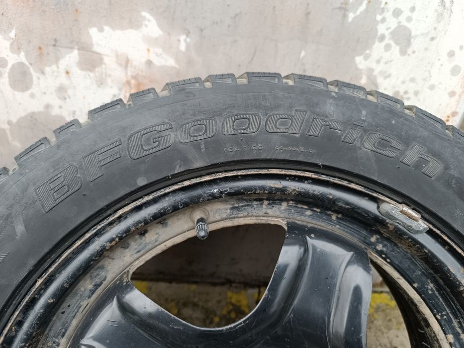 Продам 2 зимние автошины без дисков  диаметр на 16
