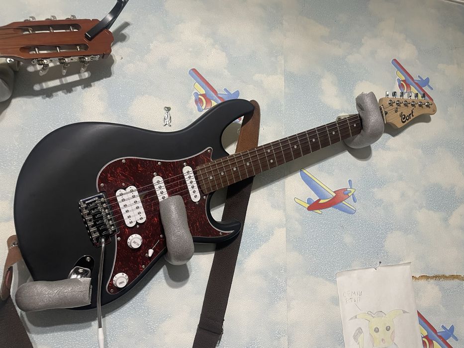 Продам электро-гитару Cort