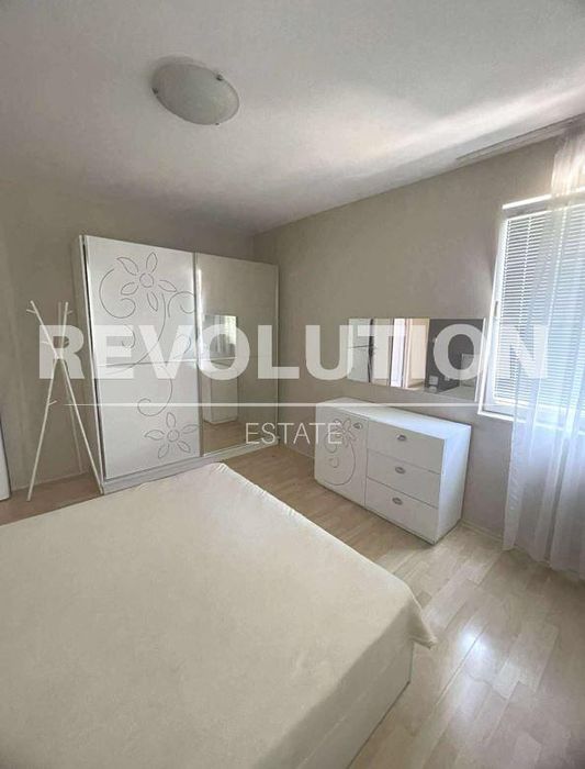 Тристаен апартамент в района на Погреби!