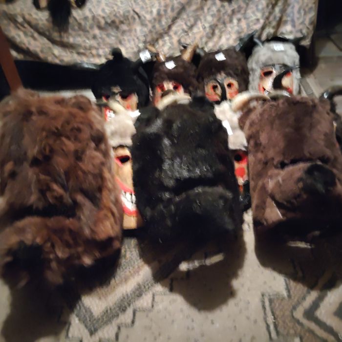 Кукерски маски от каска