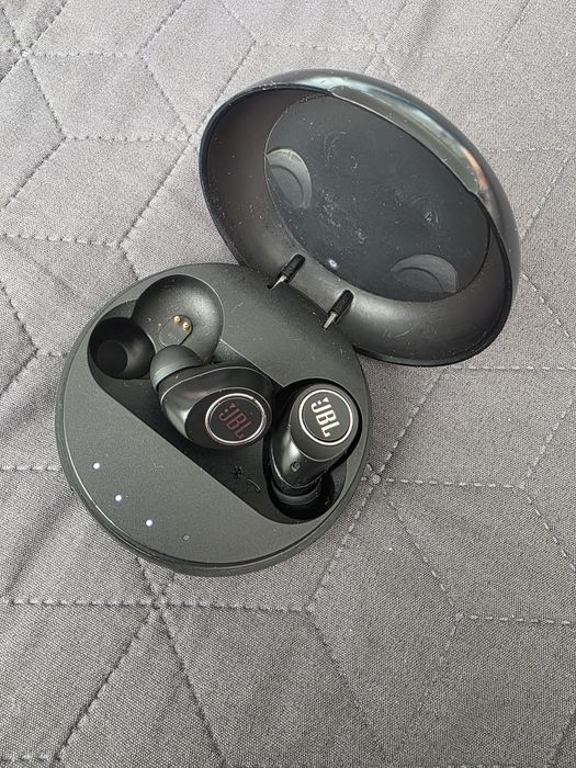Vând căști wireless JBL