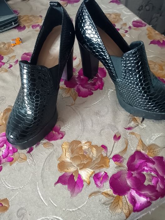 Продам новые туфли две пары