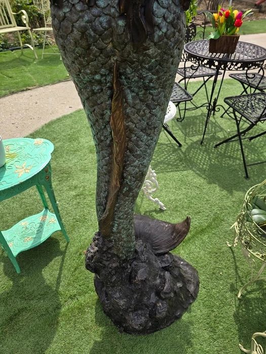 Fantana arteziana din bronz în forma de sirena.