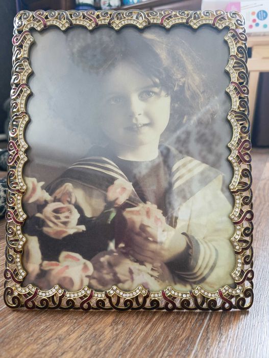 Продаётся фоторамка металлическая.