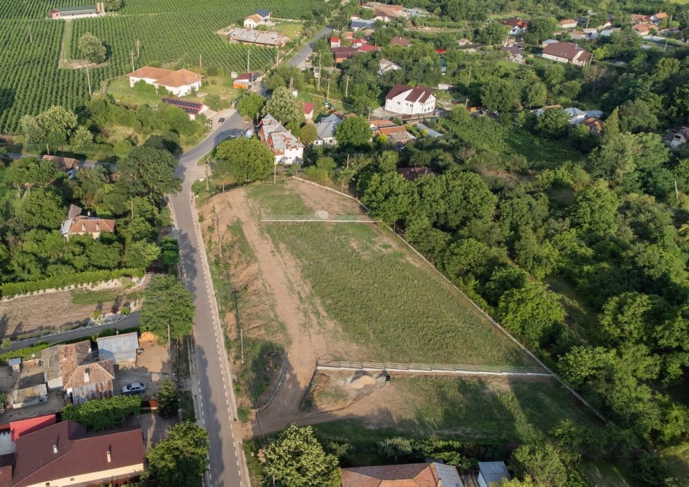 Teren de vanzare la Niscov ! Fiecare parcela detine cartea funciara  ,racordarea la apa exista deja pe 2 parcele. TERENUL SE AFLA LA STRADA  PRINCIPAL