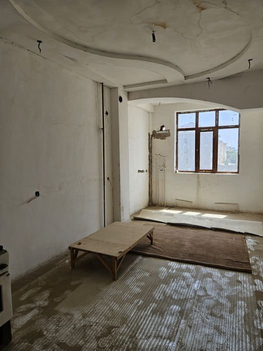 Карши Инфин банк тугрисида 3 этаждан 2 хонали 96 кв Дом сотилади.