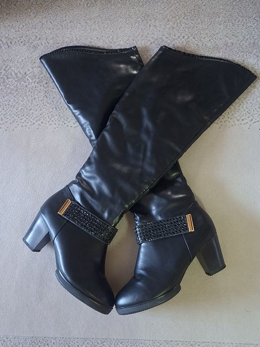 Отдам бесплатно  Жилетка, и три кофты за ФРУКТЫ.