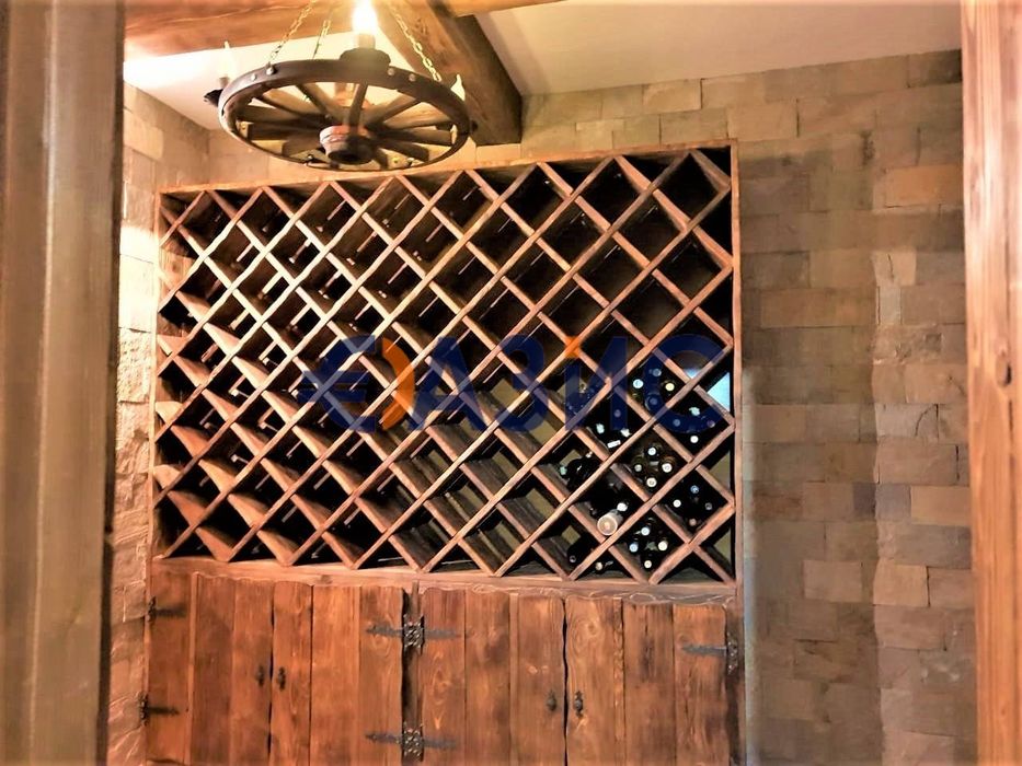 Луксозна десетстайна вила с асансьор и басейн на парцел от 969 кв. м.,