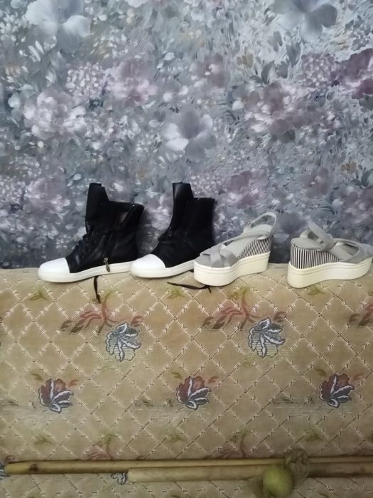 Ботинки  чёрные, босоножки