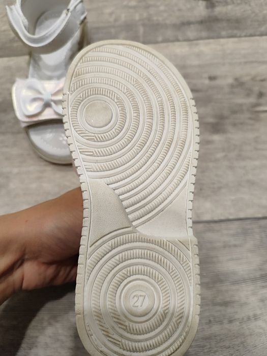 Продам сандалии на девочку