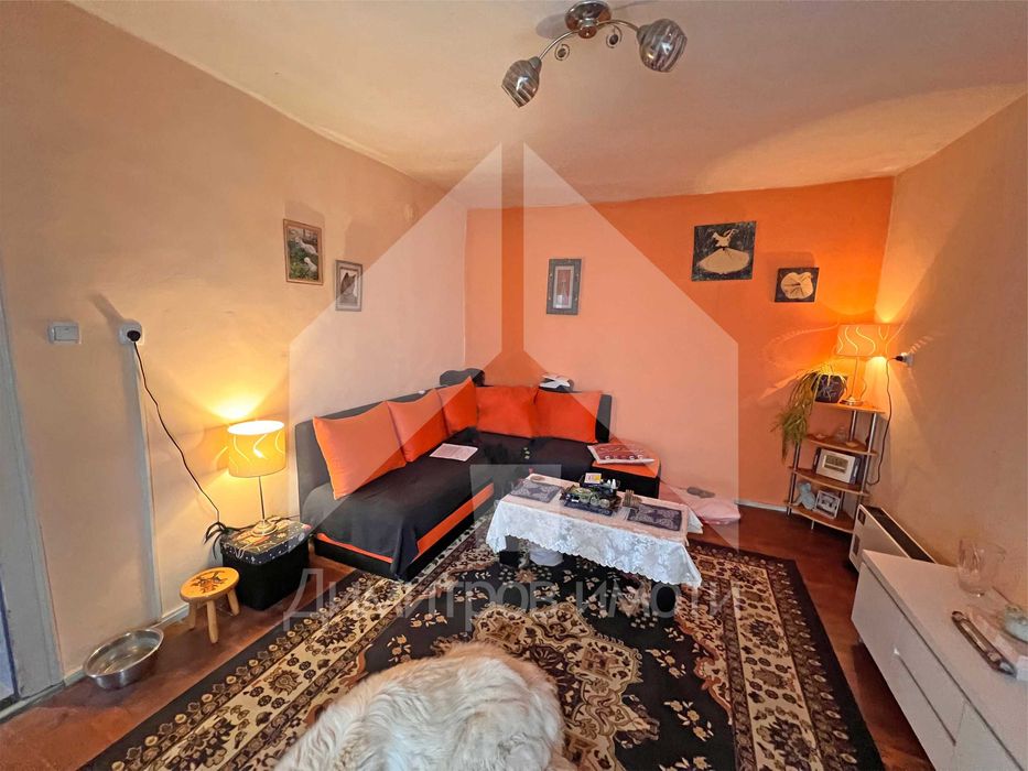 Продава еднофамилна, реновирана къща със 762 кв.м. двор в гр. Плиска.