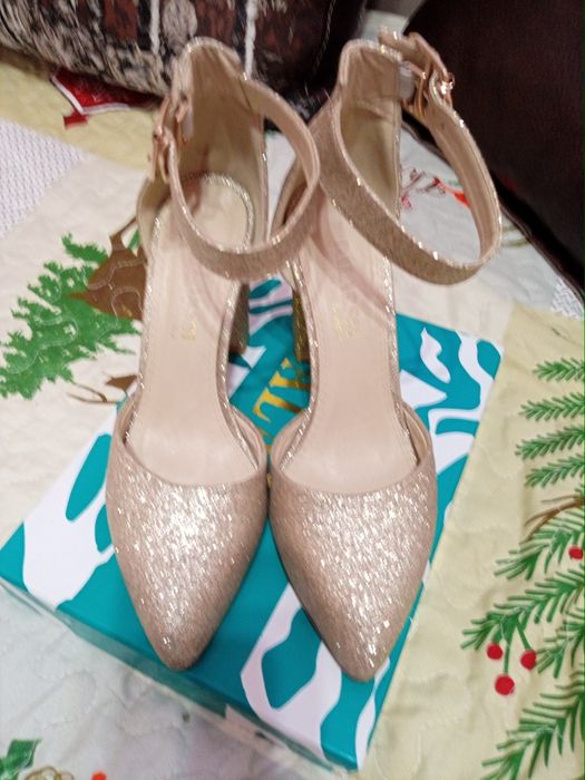 Блестящие золотые туфли