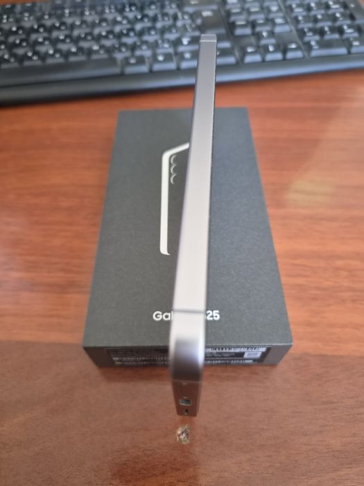 Самсунг S25 12/128