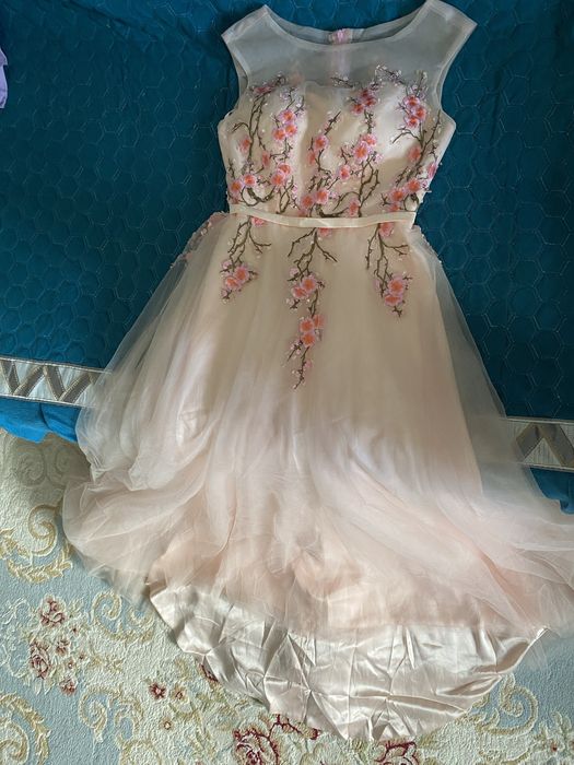 Красивое платье сакура со шлейфом.