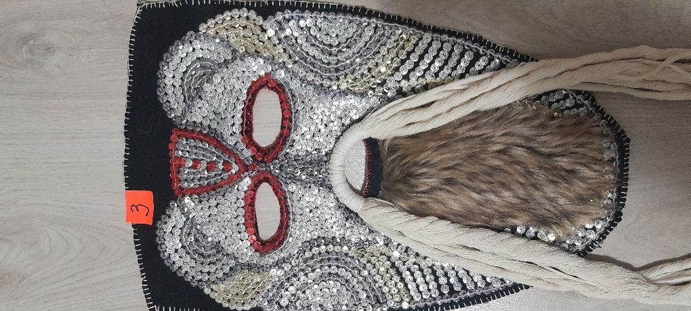 Кукерски маски с пайети