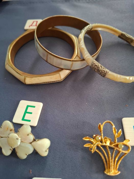 Колекция брошки и медальони