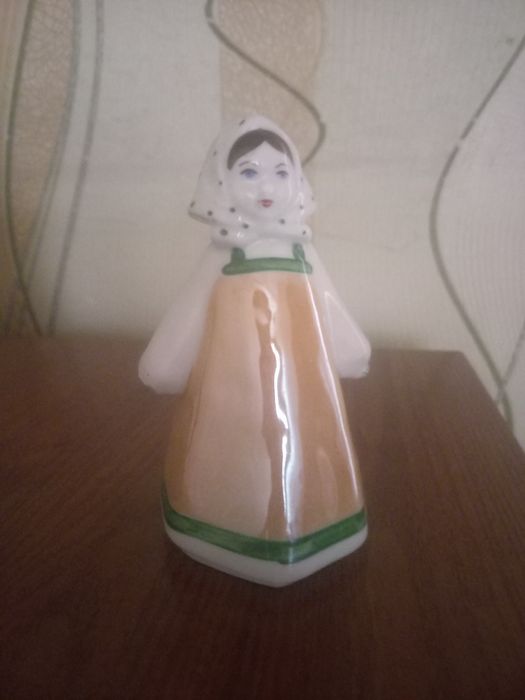 Продам форфоровую статуэтку.