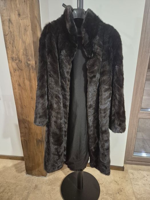 Vând haină nouă din blană de nurcă.