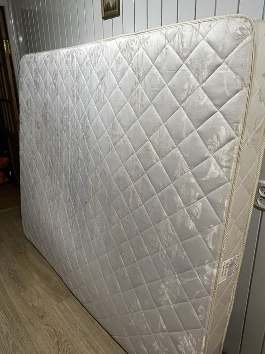 Отдам матрас б/у в нормальном состоянии