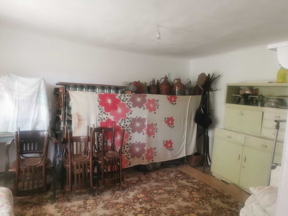 Casa bătrâneasca de vânzare la tara