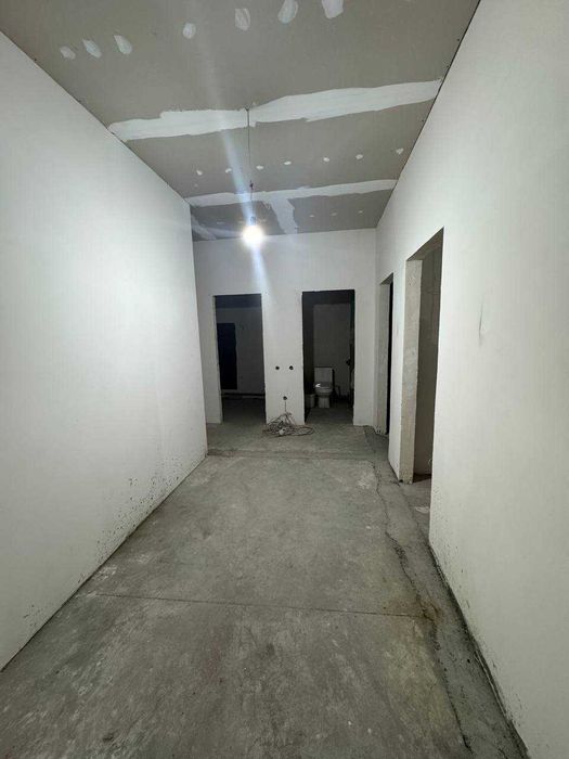 Семейная 2в3 Ю13: школа, ТЦ, метро.`