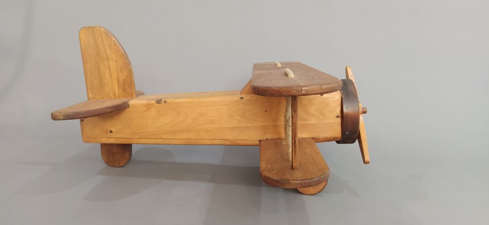 Самолёт деревянный.