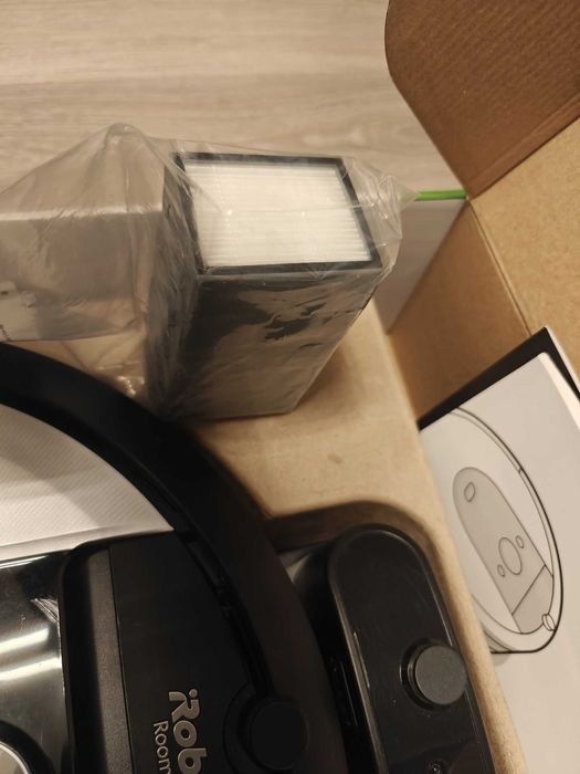 iRobot Roomba i7 (i7156) cu filtre si accesorii