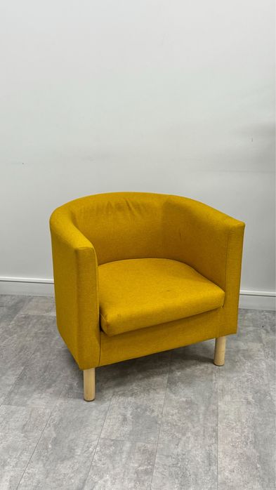 Кресло желтое с деревянным каркасов